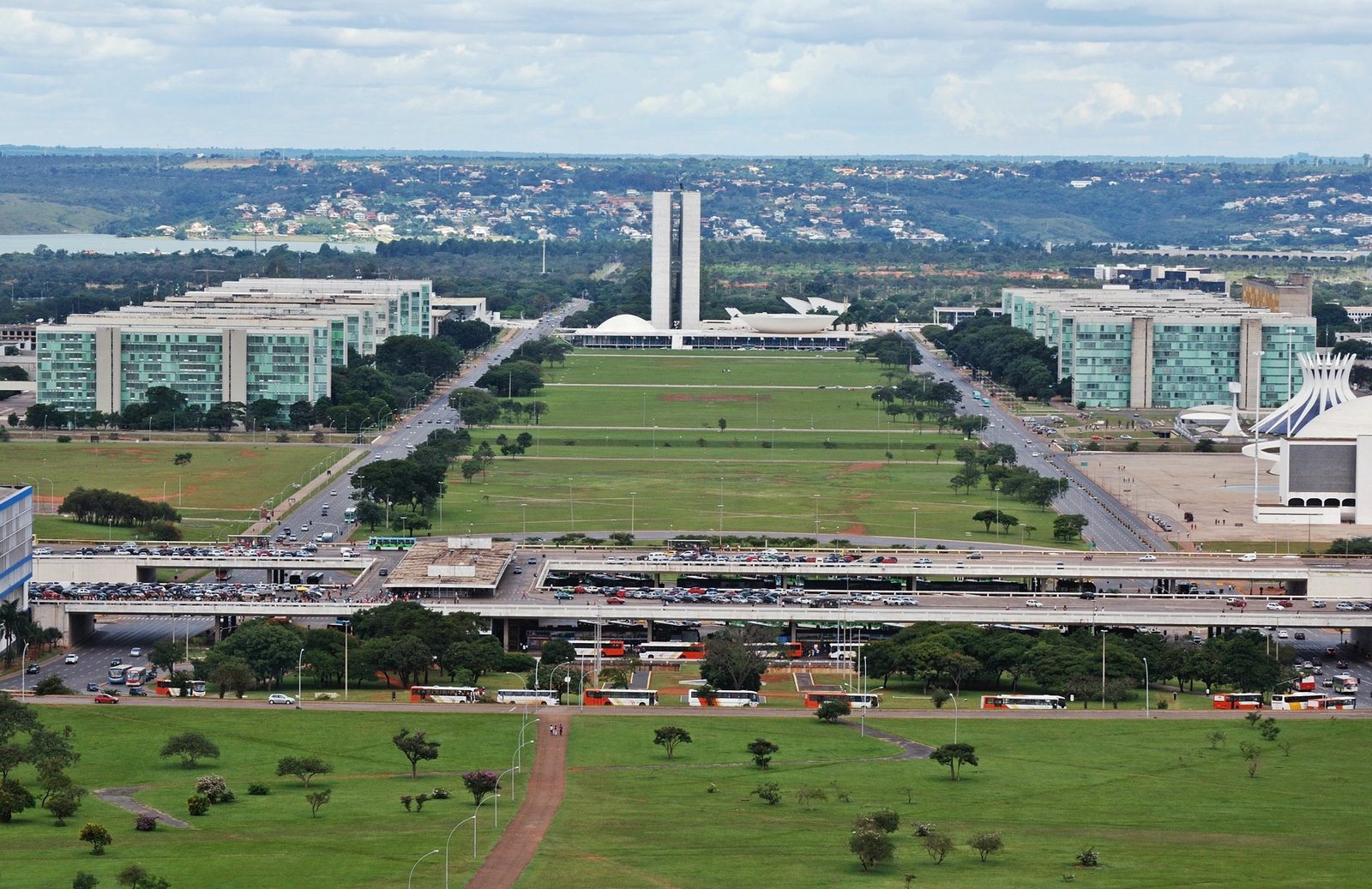 Vista do Eixo Monumental a partir da Torre de TV, com a Esplanada dos Ministérios e o Congresso Nacional ao fundo