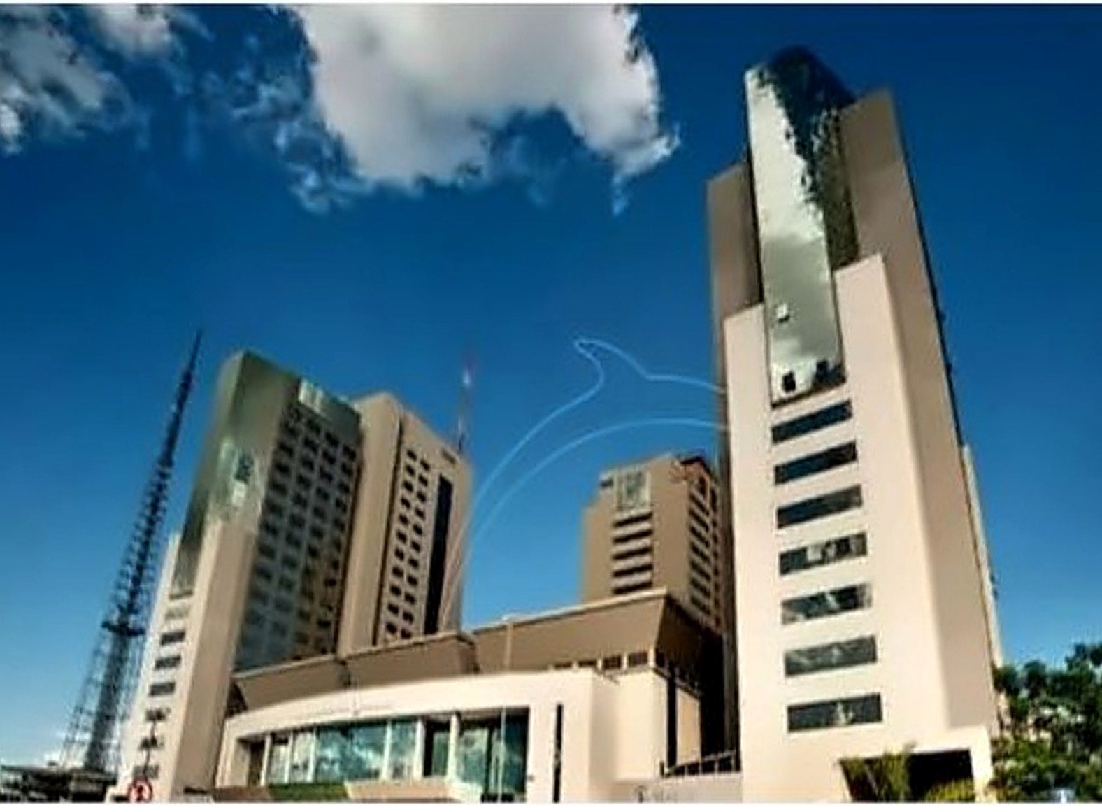 Fachada e torre do Edifício Brasil XXI, no Setor Hoteleiro Sul, em Brasília